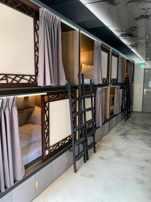 Palanda nebo palandy na pokoji v ubytování Dan Hostel丹居青旅
