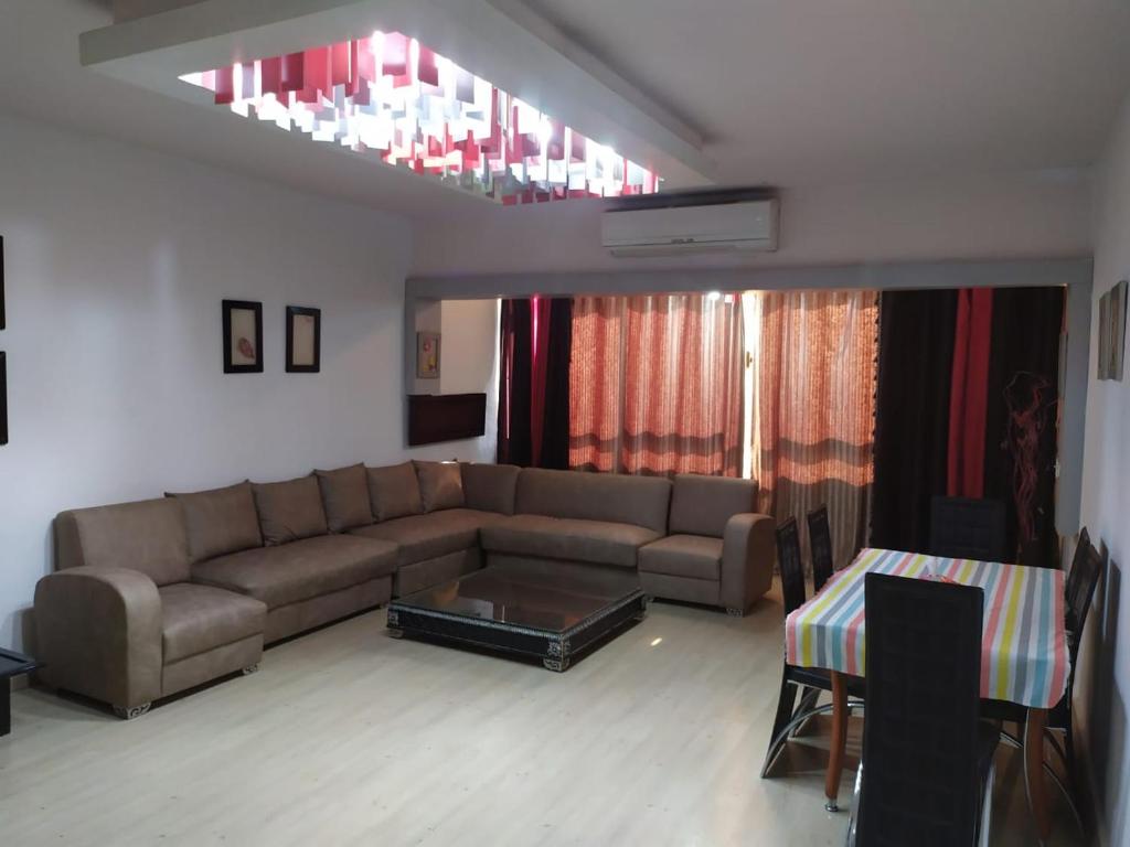 sala de estar con sofá y mesa en Apartment at Milsa Nasr City Building No 8, en El Cairo