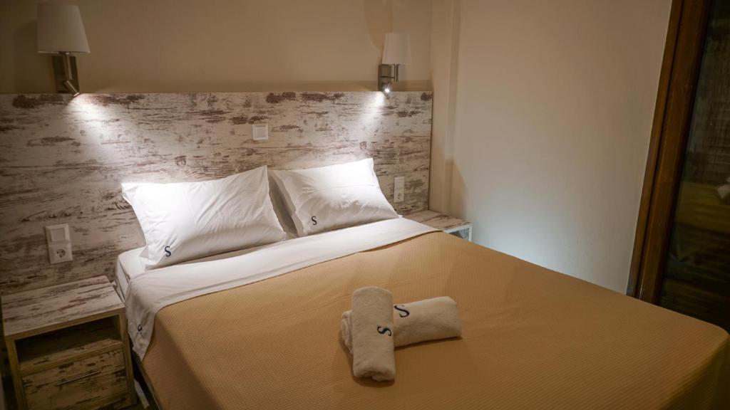 Sinodinos Deluxe Apartments - 16