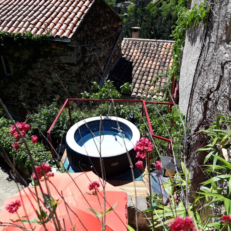 - un bain d'oiseaux au milieu d'un jardin dans l'établissement Gîtes chez Daniel 