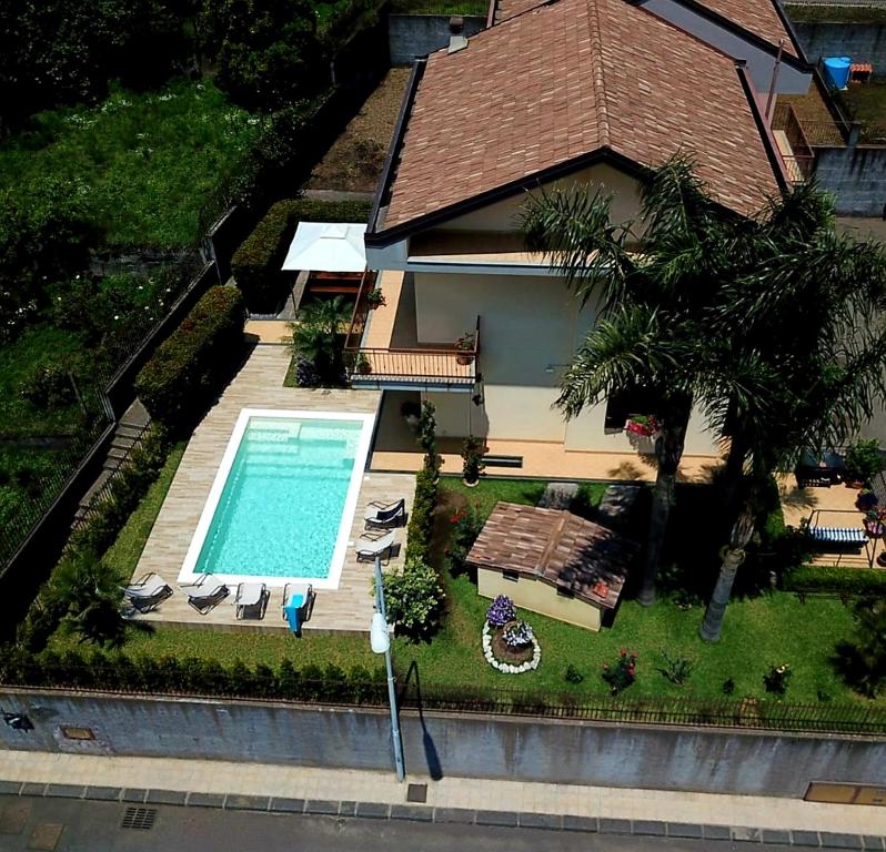 z góry widok na dom z basenem w obiekcie Casa vacanze ETNA COCUS w mieście Santa Venerina