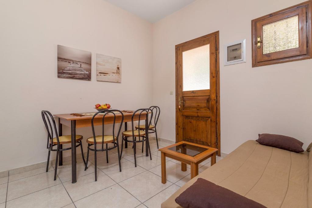 A seating area at Andreas Apartments
