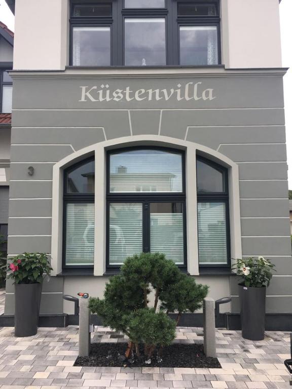 ein Gebäude mit einem Schild an der Seite in der Unterkunft Küstenwilla FeWo Usedom in Zinnowitz
