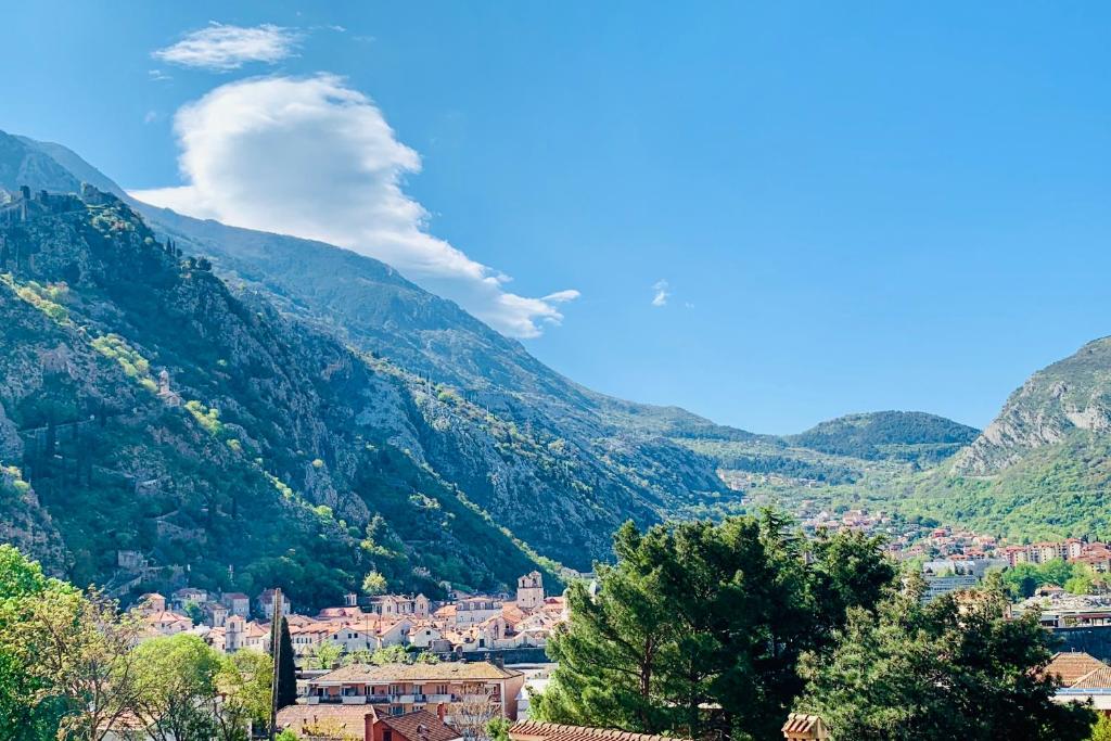 widok na miasto w dolinie z górami w obiekcie Loki Apartments w Kotorze