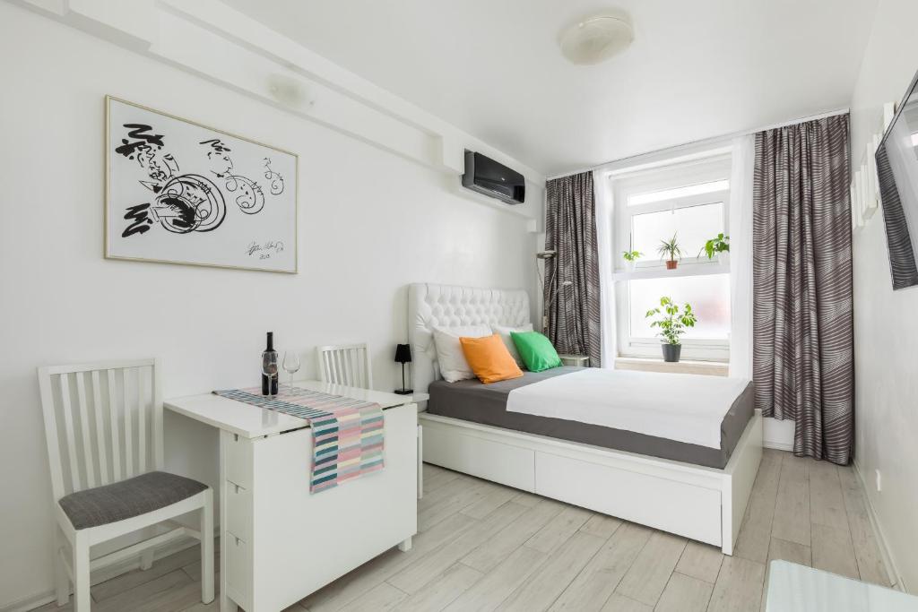 una camera con letto, scrivania e finestra di Studio apartment Petra a Spalato (Split)