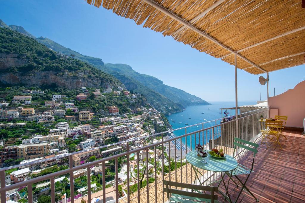 een balkon met uitzicht op de kust van Amalfi bij Villa Eos in Positano