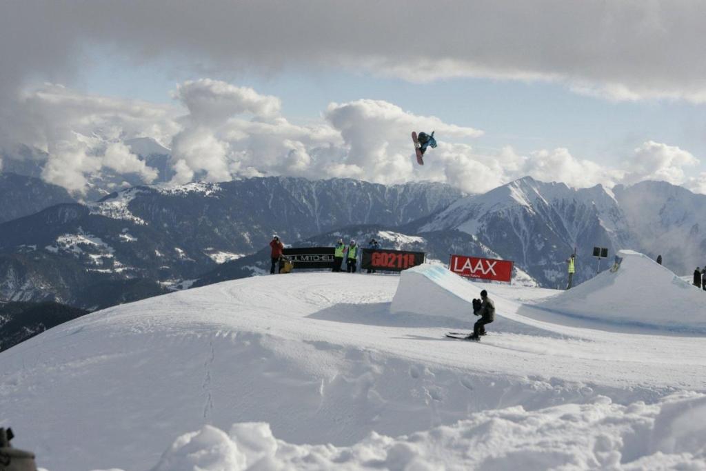 Boardercamp Laax - swiss mountain hostel v zimě