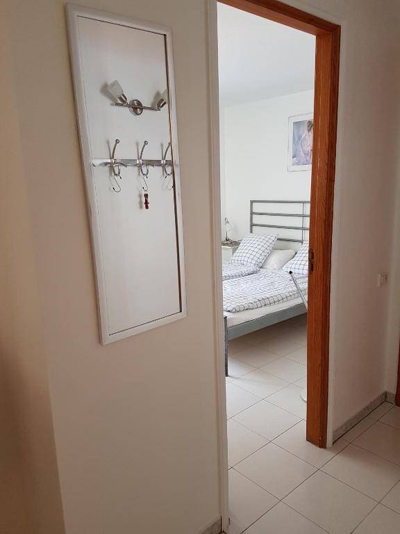 Postel nebo postele na pokoji v ubytování PLAYA PUERTO TAZACORTE Modern Beach Apartment