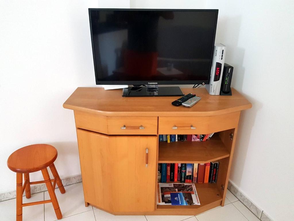 TV a/nebo společenská místnost v ubytování PLAYA PUERTO TAZACORTE Modern Beach Apartment