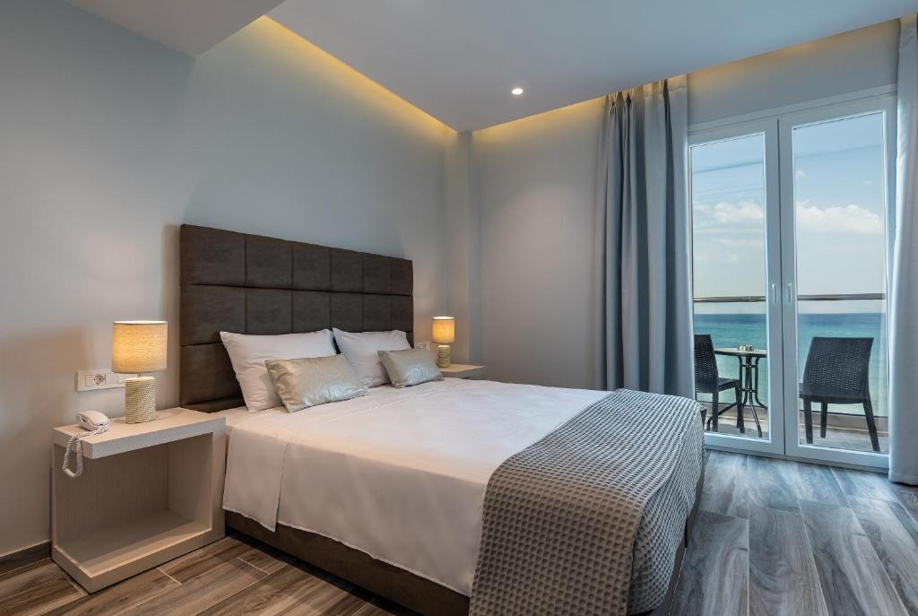 Postel nebo postele na pokoji v ubytování Kyma Rooms & Suites