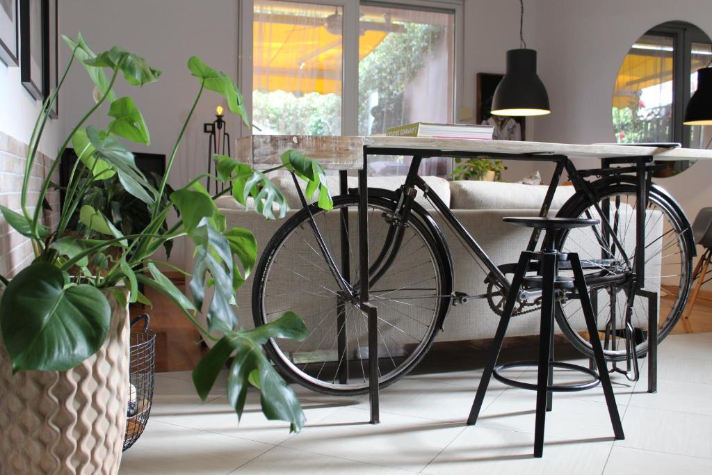 een fiets geparkeerd naast een tafel in een kamer bij Apartment White Sail in Split