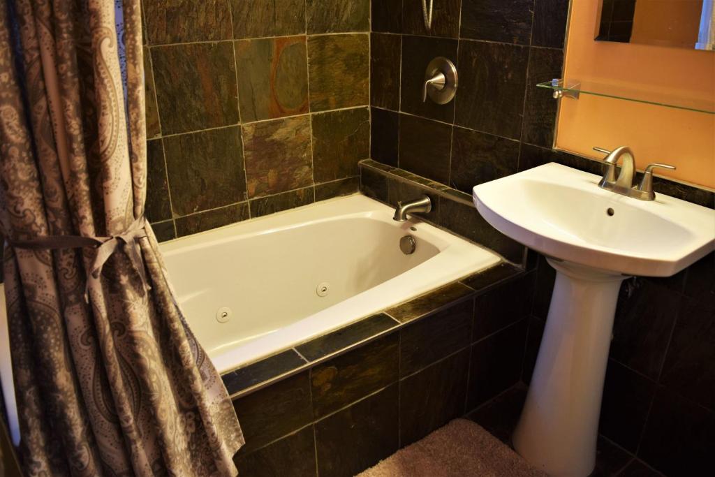 Koupelna v ubytování Private Rooms, Shared Bath in a Private Home Minutes From Logan Airport