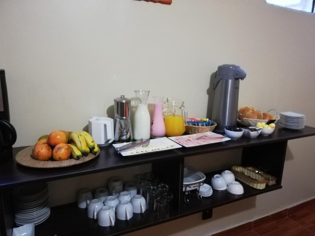 stół z owocami i napojami w obiekcie Killa Sumak w Machu Picchu