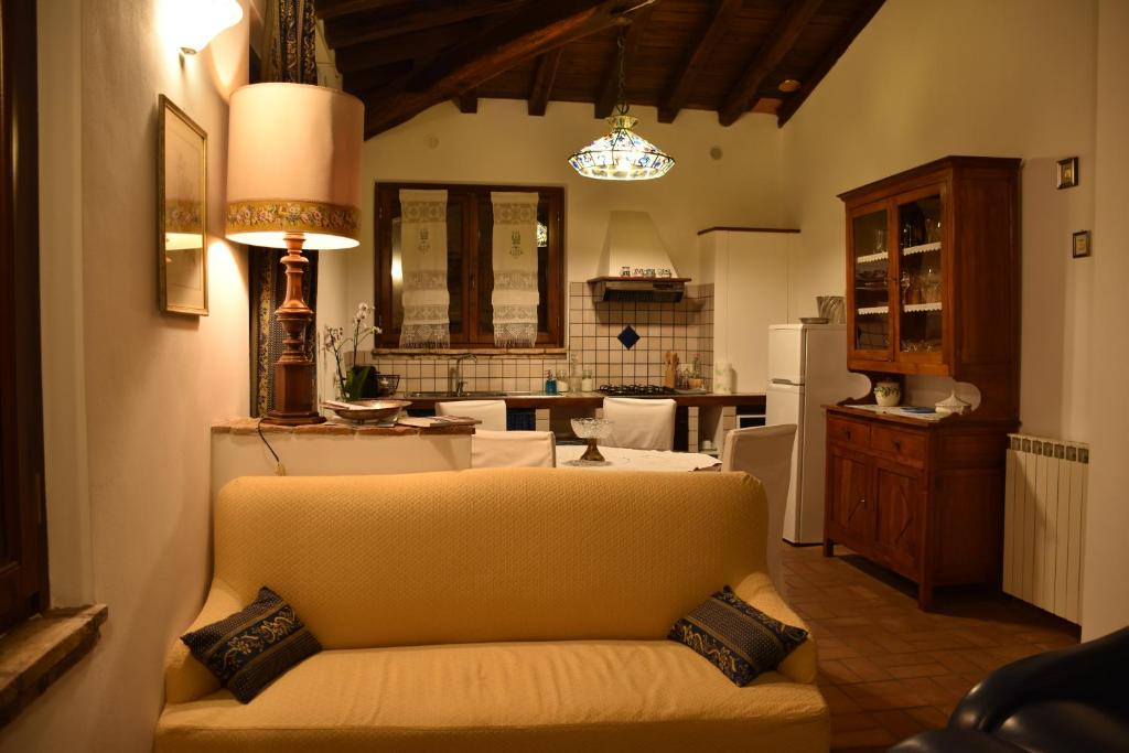 salon z kanapą i kuchnią w obiekcie Al Castello di Leprignano w mieście Capena