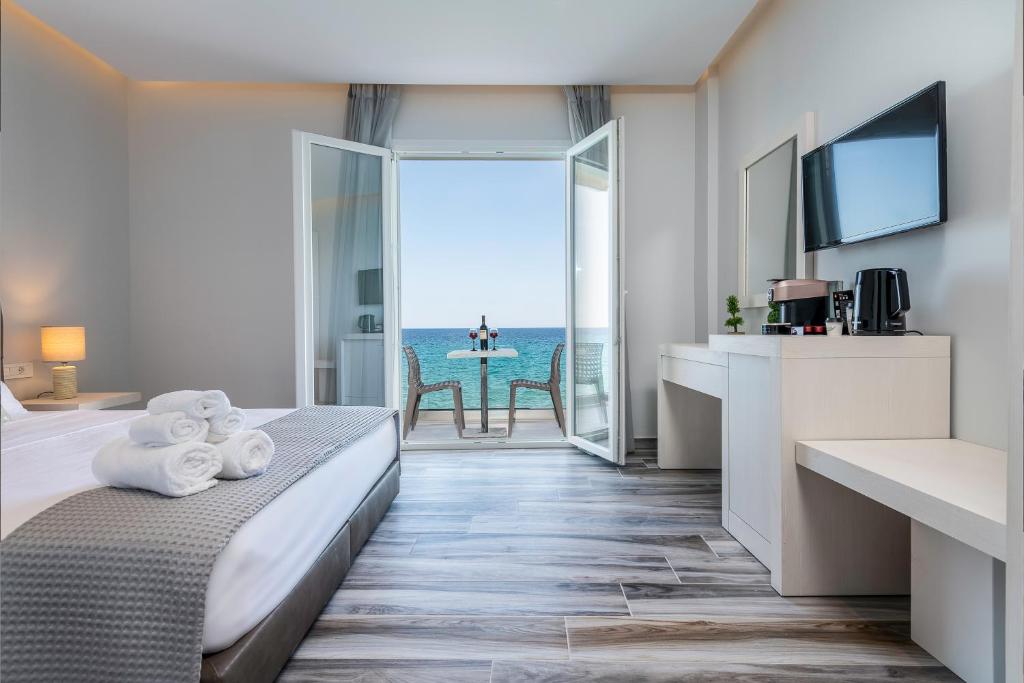 Postel nebo postele na pokoji v ubytování Kyma Rooms & Suites