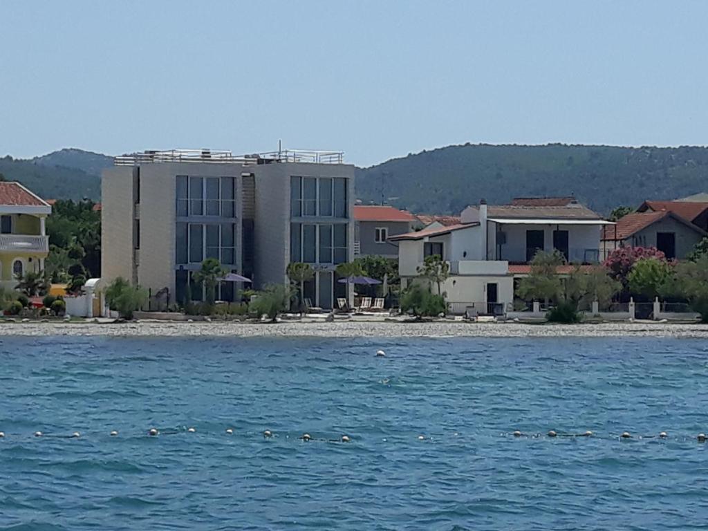 un groupe de maisons au bord de l'eau dans l'établissement St.Barth Apartments, à Šibenik