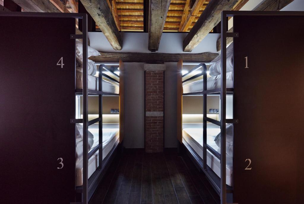 Generator Venice - Bed In 7 Bed Dormitory - Shared Bathroom