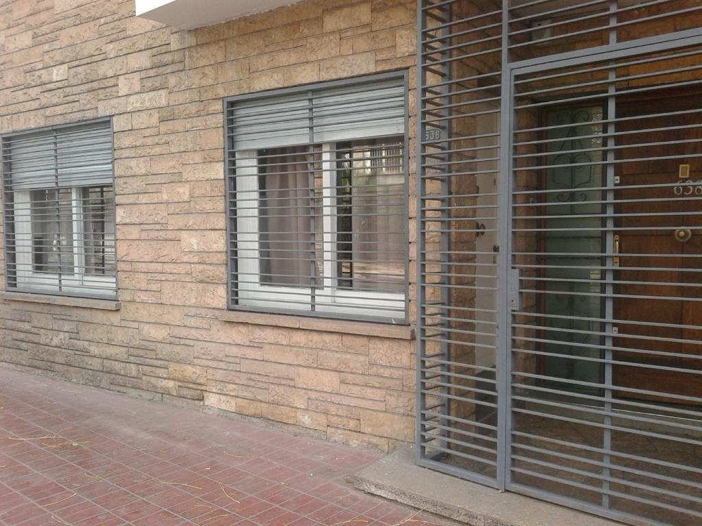 Dos ventanas en un edificio de ladrillo con barrotes. en IDEAL Y UBICADISIMO A Mts de paseo ARISTIDES . en Mendoza