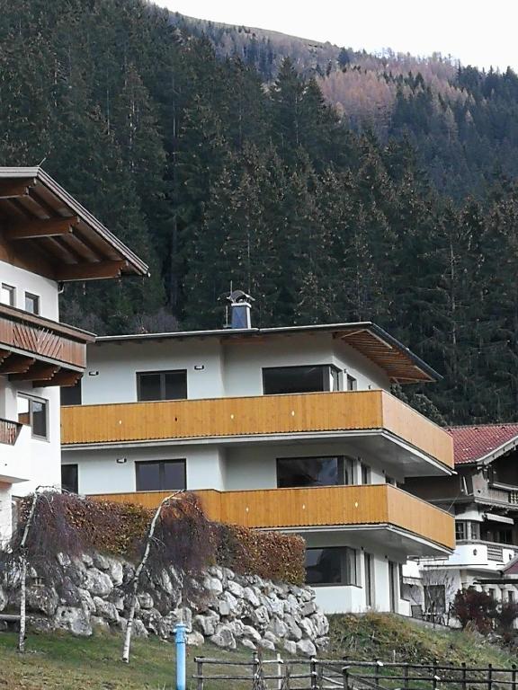 Vista generica sulle montagne o vista sulle montagne dall'interno della stanza in casa privata