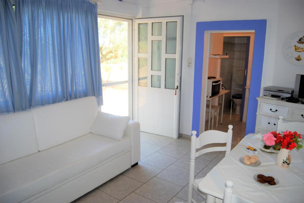 Posezení v ubytování KILLINI COTTAGE STUDIO the small cyclades
