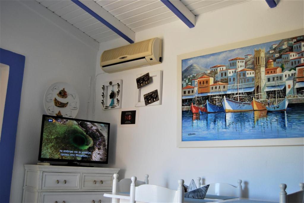 TV a/nebo společenská místnost v ubytování KILLINI COTTAGE STUDIO the small cyclades