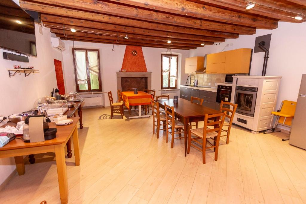 a kitchen and dining room with a table and chairs at La Colomba B&B in Castellaro