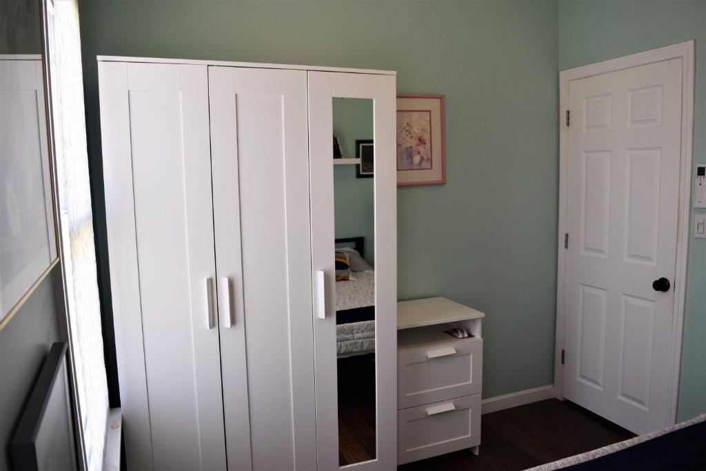 Fotografie z fotogalerie ubytování Private Rooms, Shared Bath in a Private Home Minutes From Logan Airport v destinaci Boston
