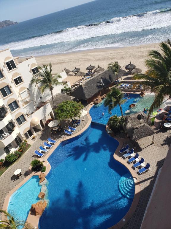 Utsikt mot bassenget på Costa Bonita Beach & Resort eller i nærheten