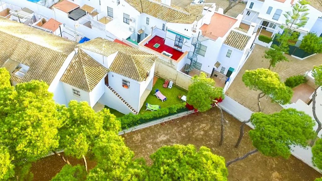 einen Blick über eine Gruppe von Häusern und Bäumen in der Unterkunft Playa-Pinares-Felicidad in Isla Cristina