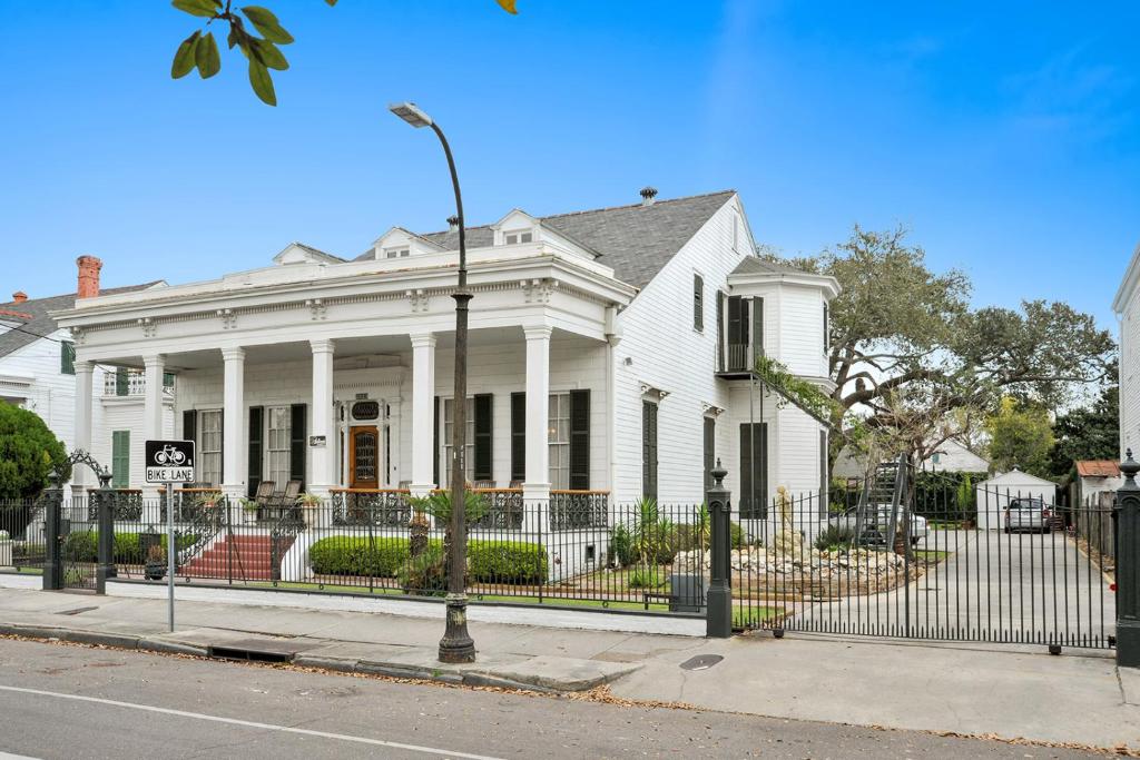 een wit huis met een hek ervoor bij Ashton's Bed and Breakfast in New Orleans