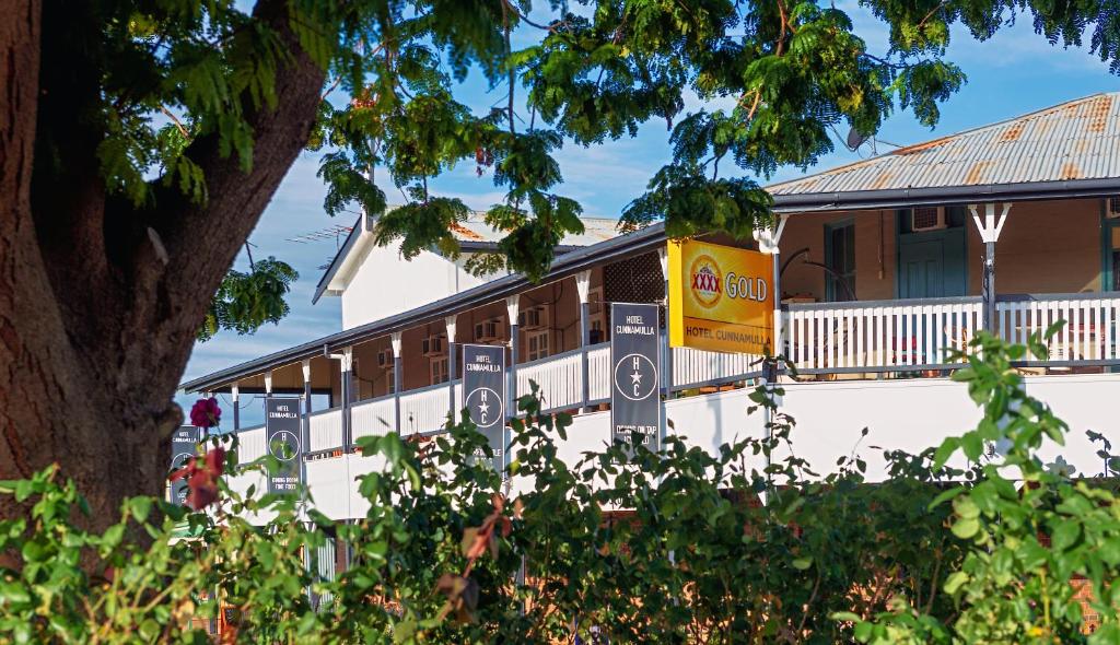 un tren estacionado frente a un edificio en Hotel Cunnamulla, en Cunnamulla