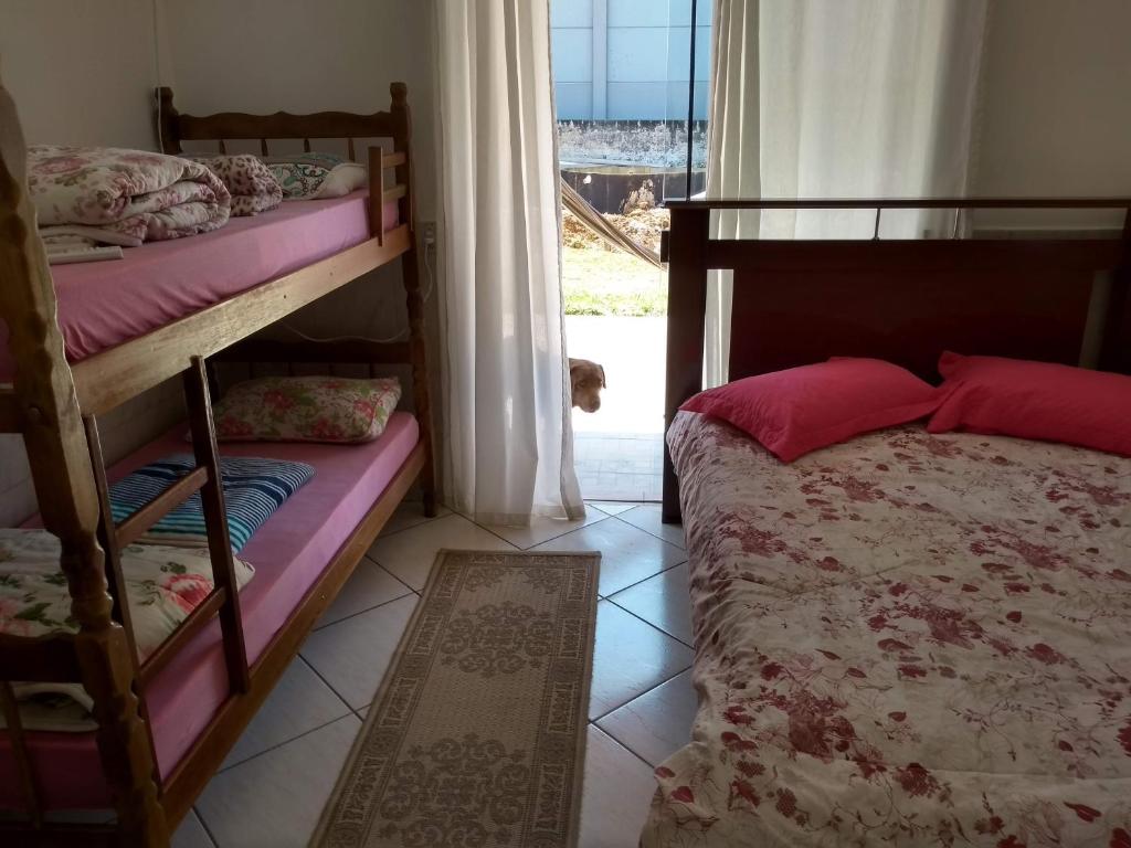1 dormitorio con 2 literas y ventana en Espaço Elza Izabel, en Piçarras