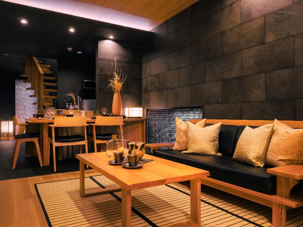 SAMURAI HOUSE Ⅱ في ناغويا: غرفة معيشة مع أريكة وطاولة