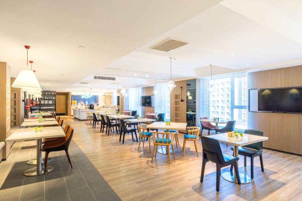 TV a/nebo společenská místnost v ubytování Atour Hotel Qingdao Airport Chengyang Wanxianghui