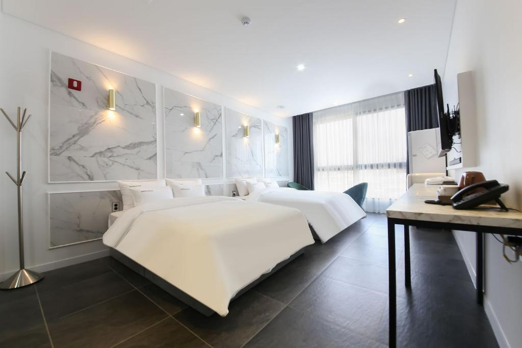 Postel nebo postele na pokoji v ubytování Hotel Raum Suncheon
