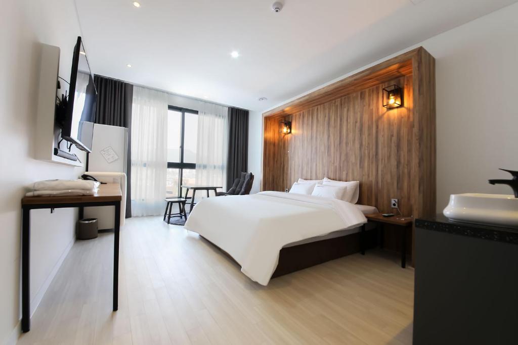 Postel nebo postele na pokoji v ubytování Hotel Raum Suncheon