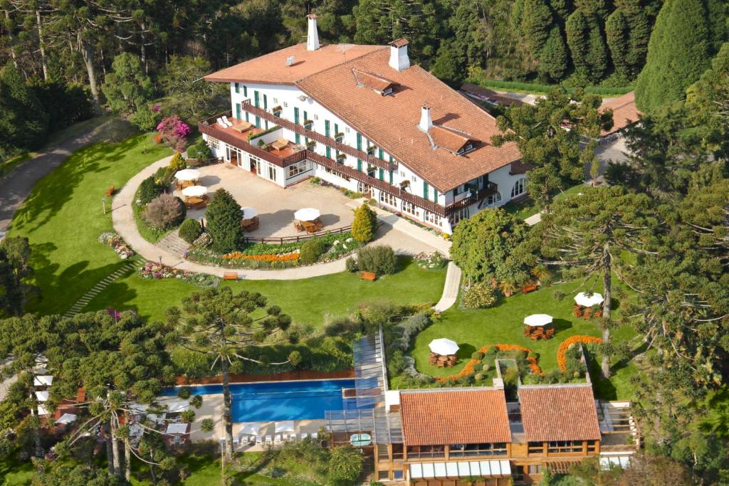 an aerial view of a mansion with a swimming pool at Hotel Toriba in Campos do Jordão