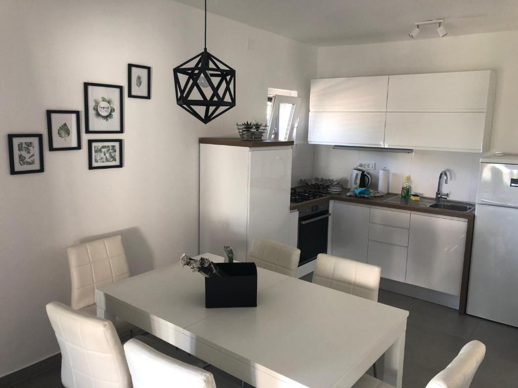 Kuchyň nebo kuchyňský kout v ubytování Villa Lorenta Apartments