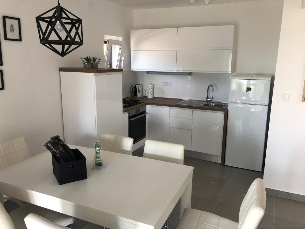 Kuchyň nebo kuchyňský kout v ubytování Villa Lorenta Apartments