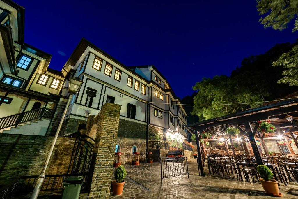un grupo de edificios por la noche con luces en Hotel Manastir Sv. Joakim Osogovski en Kriva Palanka