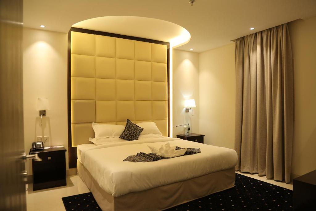 Postel nebo postele na pokoji v ubytování Lamar Al Bawadi Hotel