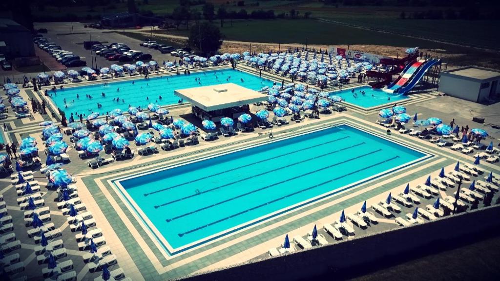 Bazén v ubytování Hotel Stobex Loznica nebo v jeho okolí