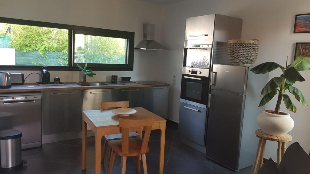 Villa le sud appartementsにあるキッチンまたは簡易キッチン