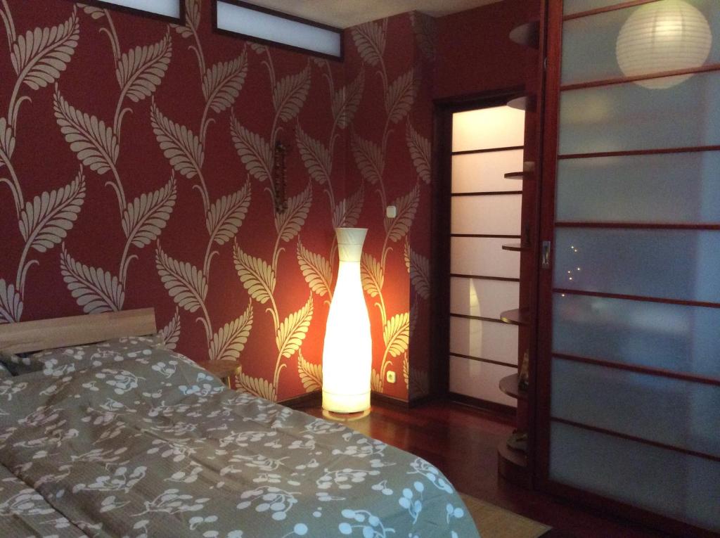 コマーロムにあるBeautiful, exotic 2 room flat with balcony and air-con in Komáromのベッドルーム1室(ベッド1台付)が備わります。