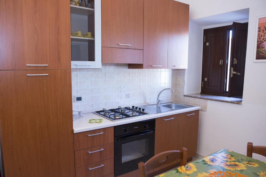 Kuchyňa alebo kuchynka v ubytovaní Casa Vacanze Calafarina