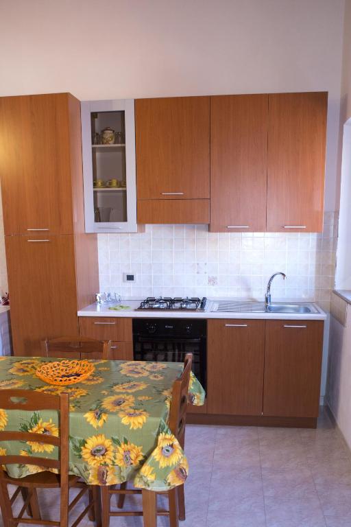 Kuchyňa alebo kuchynka v ubytovaní Casa Vacanze Calafarina