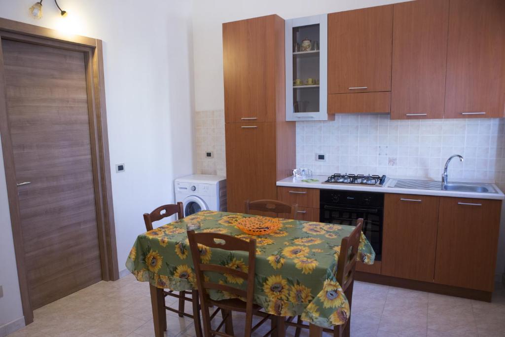 Kuchyňa alebo kuchynka v ubytovaní Casa Vacanze Calafarina