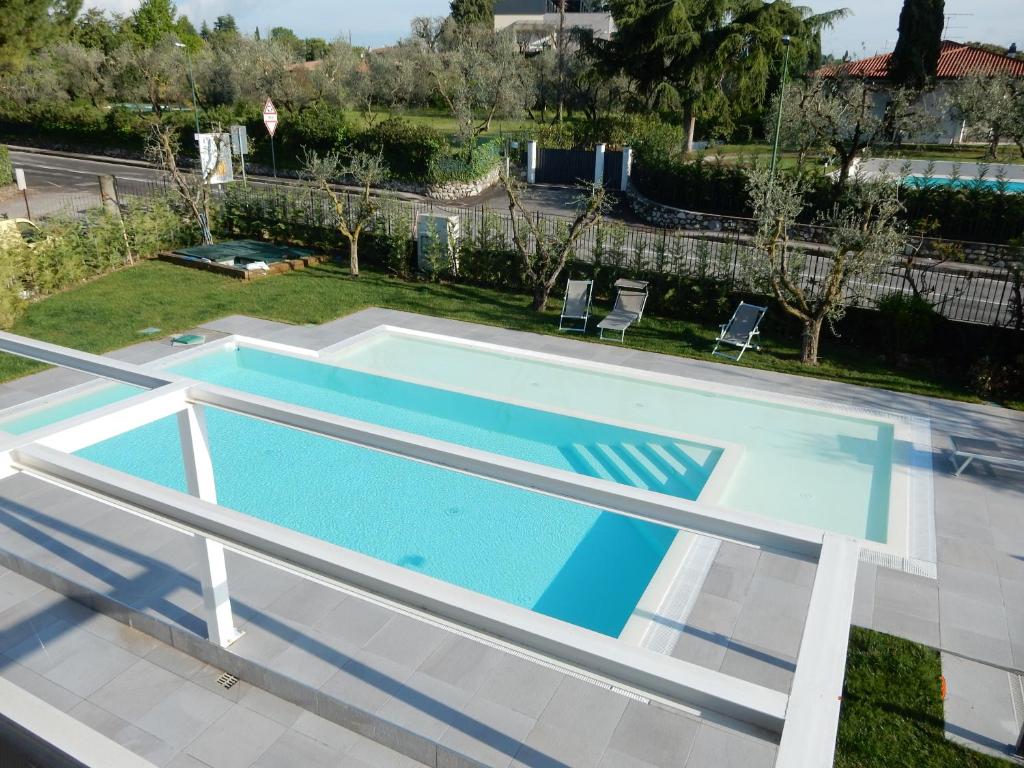una gran piscina con una valla alrededor en B&B Controvento Soiano, en Soiano del Lago