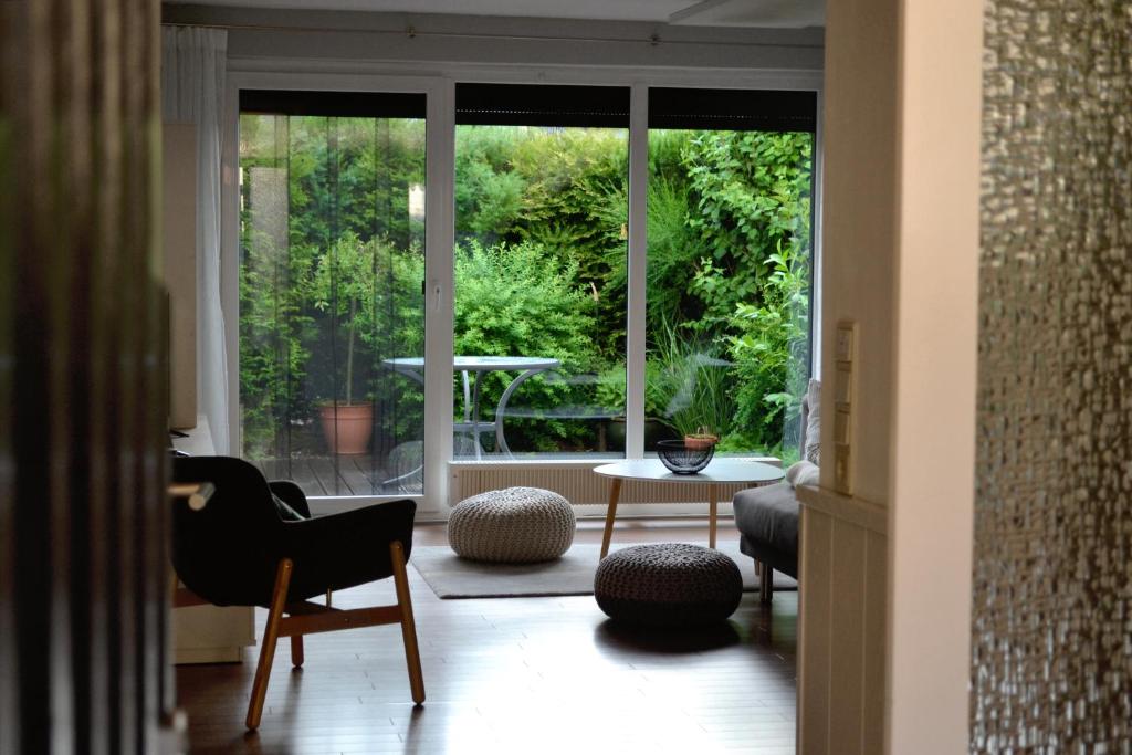 sala de estar con vistas a un patio en Ferienwohnung Domino, en Bad Harzburg