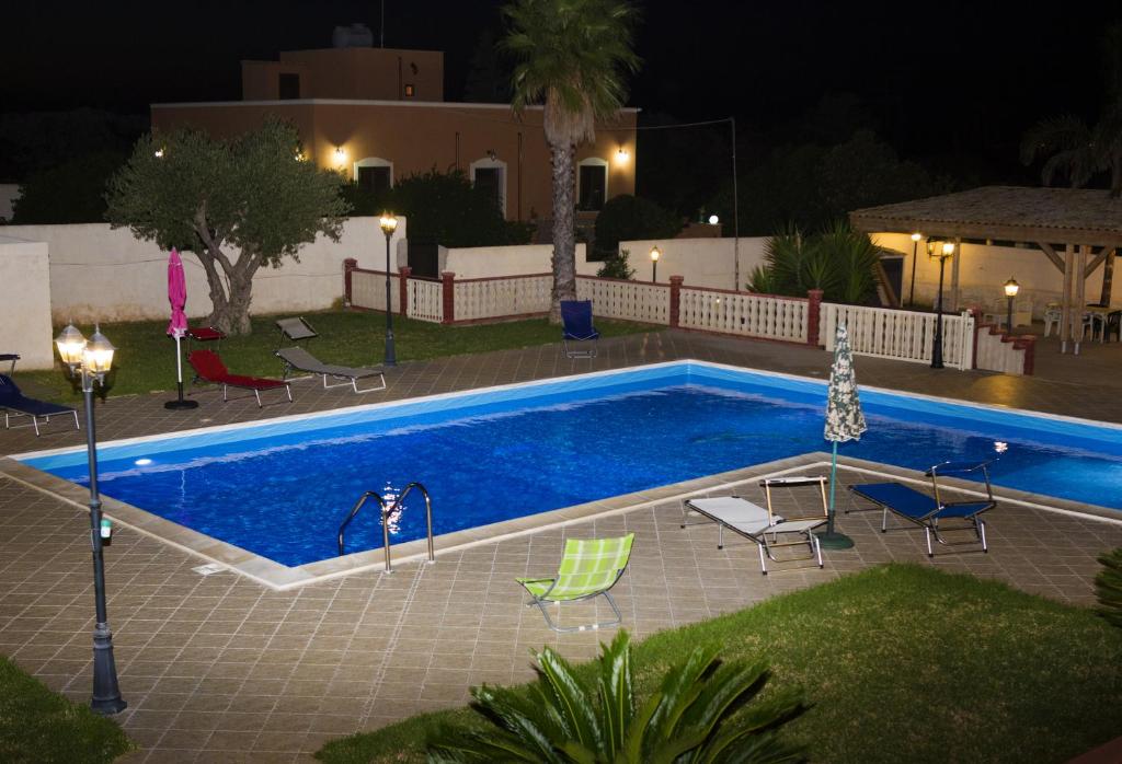 Bazén v ubytovaní Casa Vacanze Calafarina alebo v jeho blízkosti